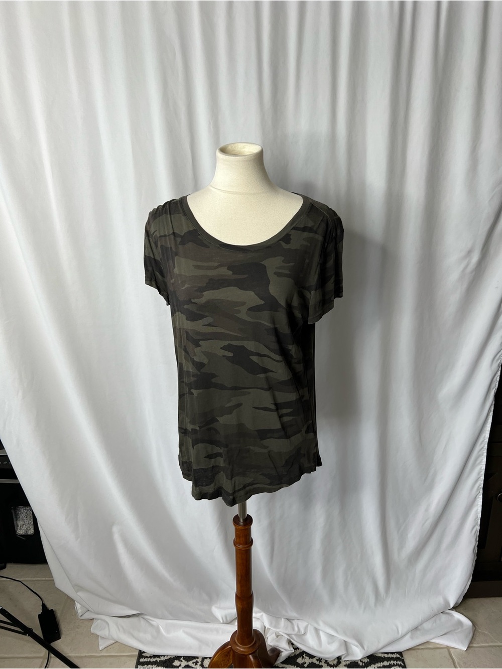 Splendid Camo Print Short Sleeve Tee – Women’s Large